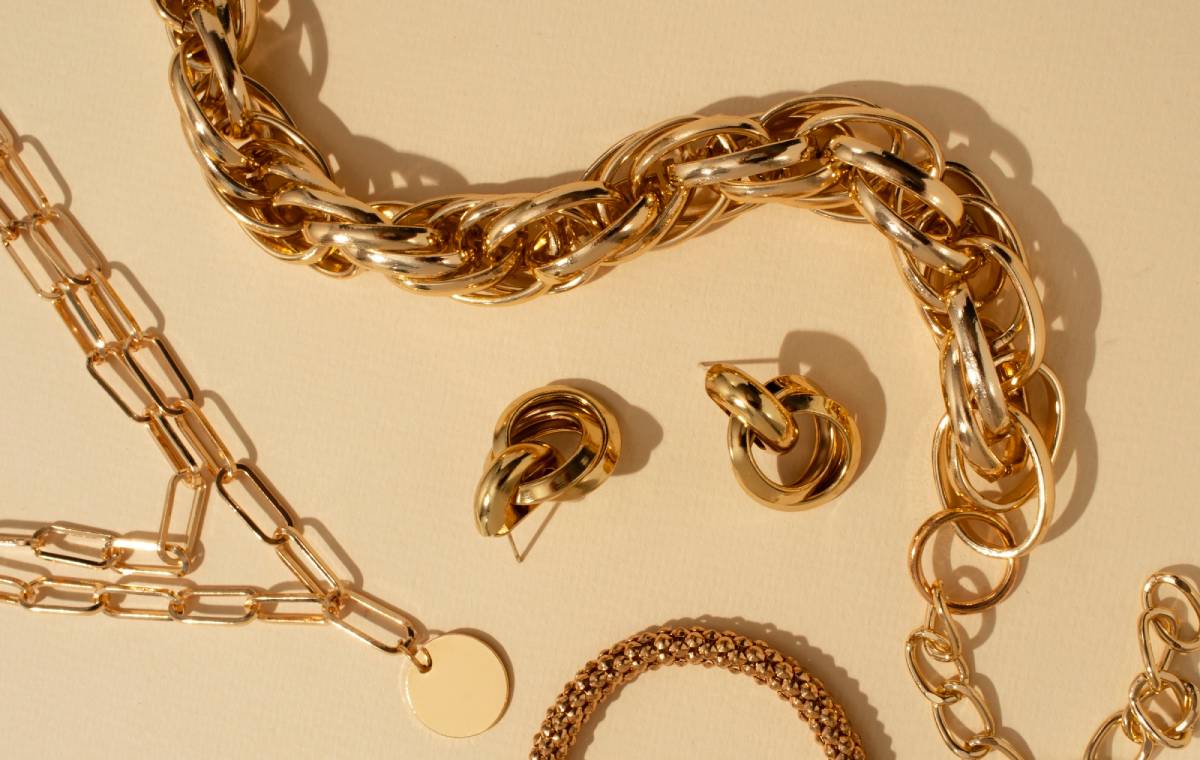 یک زنجیر، یک جفت گوشواره و چند قطعه طلا-نهایت خرید