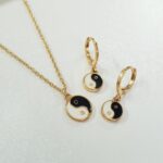 نیم ست گوشواره و گردنبند آبکاری طلا مدل یین و یانگ + کیف اکسسوری