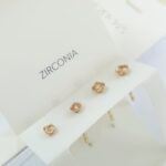 پک دو جفتی گوشواره گلگوش نقره عیار ۹۲۵ با آبکاری طلا ، کار شده با سنگ زیرکنیا